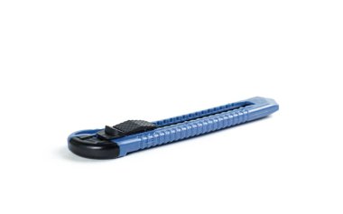 Mavi kırtasiye bıçağı. Kapatın. Beyaz arkaplanda izole