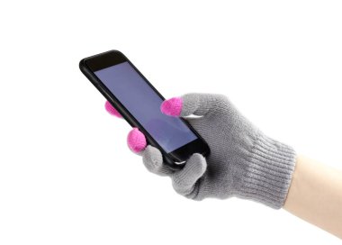 Dokunmatik ekranları kullanmak için eldiven takın. El ele tutuşan akıllı telefon..