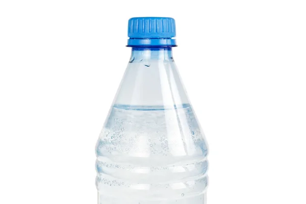 Niebieska butelka z wodą pitną. Zamknij drzwi. Izolowane na białym bac — Zdjęcie stockowe