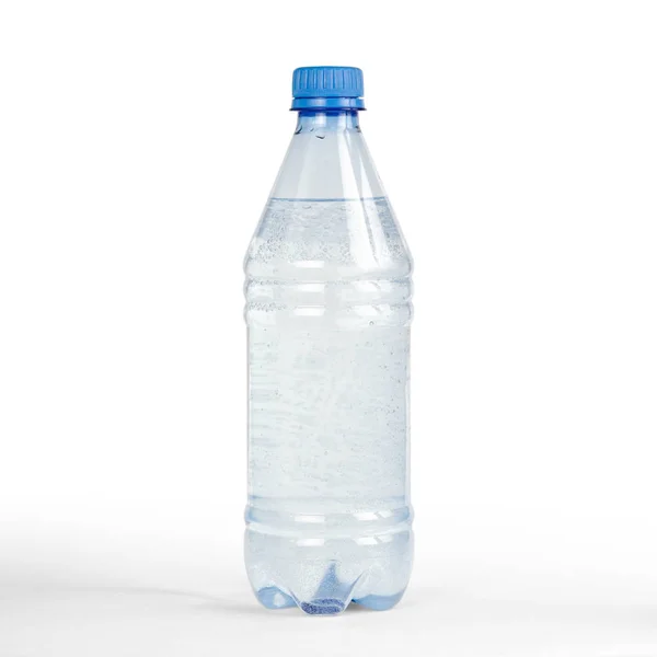 Bottiglia blu con acqua potabile. Chiudete. Isolato su bac bianco — Foto Stock