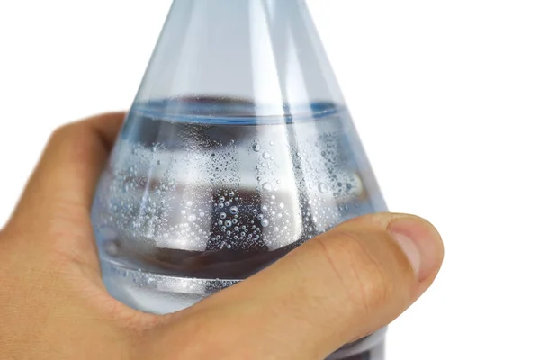 Mão segurando uma garrafa azul de água potável. Fecha. Isolados — Fotografia de Stock