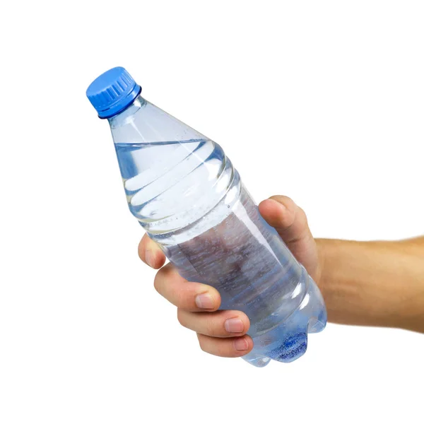 Mavi bir şişe içme suyu tutan bir el. Kapatın. İzole edilmiş — Stok fotoğraf
