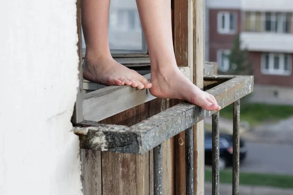 Een man staat in een open raam. De man wil springen uit de — Stockfoto