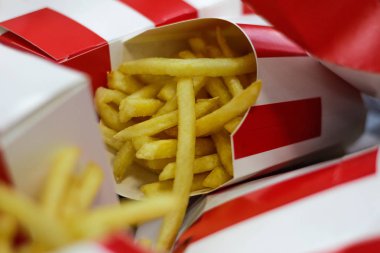 Küçük bir porsiyon taze tuzlanmış patates kızartması. Kapat.