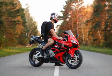 Krasnoyarsk, Rusya - 23 Nisan 2019: Güzel motosikletçi 