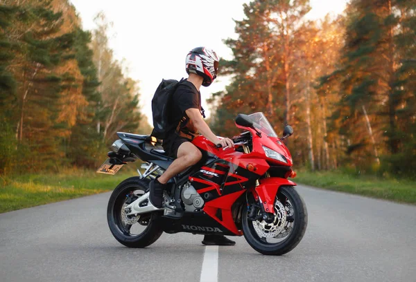 Krasnoyarsk, Ryssland-april 23, 2019: vacker motorcyklist i — Stockfoto