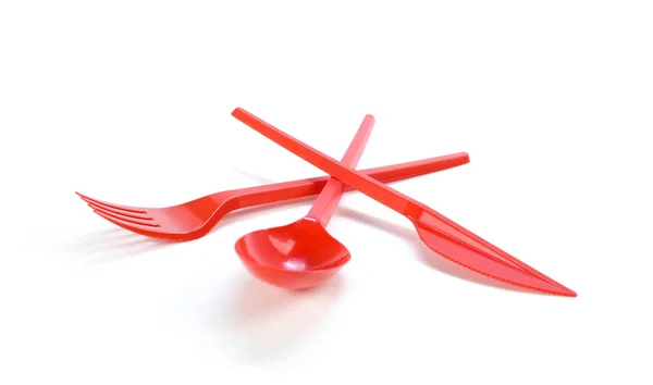 Colher descartável de plástico vermelho, garfo e faca. Fecha. Isolados — Fotografia de Stock