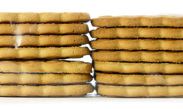 Zwei Stapel Kekse. Nahaufnahme. isoliert auf weißem Hintergrund — Stockfoto