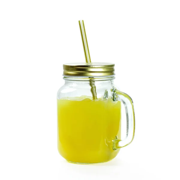 Стеклянная кружка с апельсиновым соком. Закрывай. Изолированный на белом баке — стоковое фото