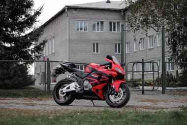 Krasnoyarsk, Rusya - 9 Eylül 2019: Kırmızı ve siyah spor bisikleti