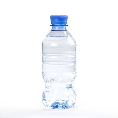 İçme suyu olan mavi bir şişe. Kapatın. Beyaz torba üzerinde izole edilmiş