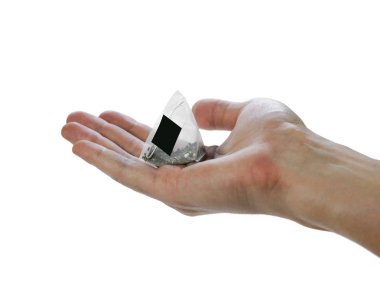 Üçgen bir çay poşeti tutarak. Kapatın. Beyaz b 'de izole edilmiş