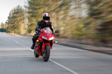 Krasnoyarsk, Rusya - 23 Nisan 2019: Güzel motosikletçi 