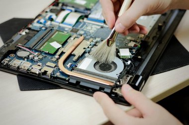 Laptopu bir fırçayla tozdan temizliyorum. Kapat.