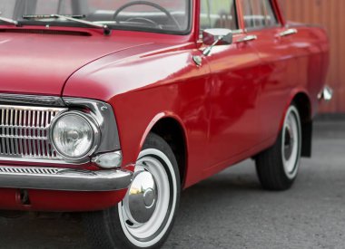 KRASNOYARSK, RUSSIA - 10 Mayıs 2020: Kırmızı retro araba Moskvich 412. Beyaz duvarlar. 1982 yılın arabası..