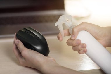 Bilgisayar için siyah farenin dezenfekte edilmesi. Kapat..