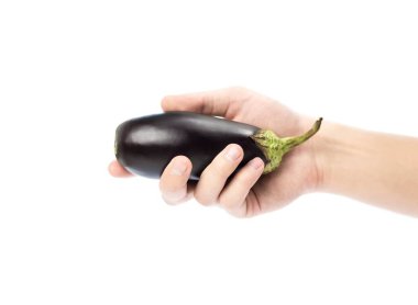 Patlıcanla el ele tutuşmak. Kapatın. Beyaz bir arkaplanda izole edilmiş.