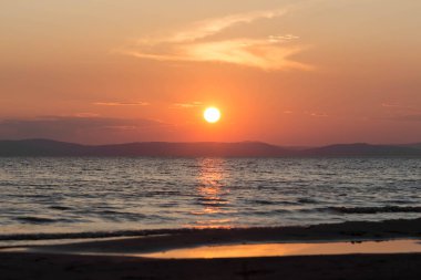 Denizde güzel bir gün batımı. Sudaki günbatımının yansıması..