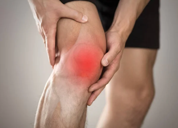 Schmerzen Knie Eines Mannes Rot Hervorgehoben Auf Grauem Grund Nahaufnahme — Stockfoto