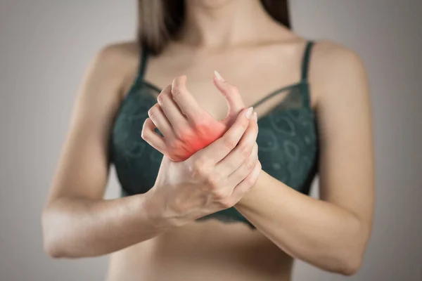 Schmerz Der Hand Einer Frau Rot Hervorgehoben Auf Grauem Grund — Stockfoto