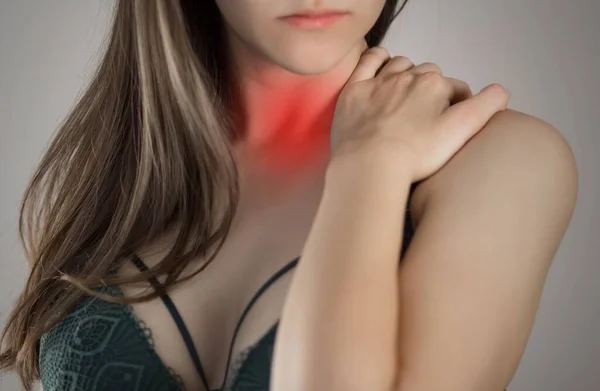 女の喉が痛い 赤で強調表示されます 灰色の背景で 閉じろ — ストック写真
