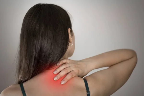 Schmerzen Nacken Einer Frau Rot Hervorgehoben Auf Grauem Grund Nahaufnahme — Stockfoto
