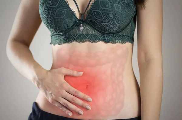Bauchschmerzen Bei Einer Frau Rot Hervorgehoben Auf Grauem Grund Nahaufnahme — Stockfoto