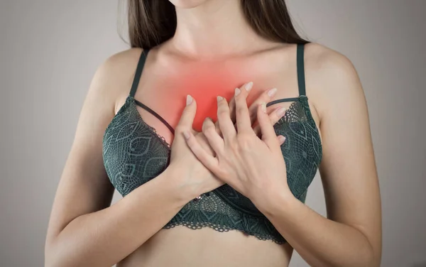 Dolor Torácico Una Mujer Destacado Rojo Sobre Fondo Gris Cerca — Foto de Stock