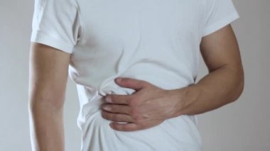 Karaciğer ağrısı, siroz, karaciğer. Kapatın. Gri bir arkaplanda izole edilmiş.