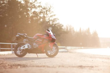 KRASNOYARSK, RUSSIA - 5 Ekim 2020: Kırmızı ve siyah spor motosikleti Honda CBR 600 RR 2005 PC37.