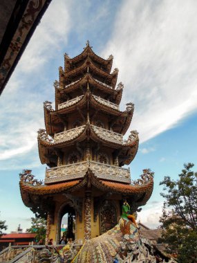 2015-09-21: Dalat, Vietnam - Linh Phuoc Tapınağı Kompleksi: Çan kulesi - Erkek tapınağı