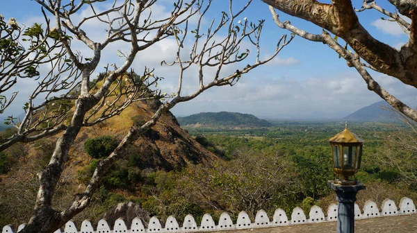 Dambulla 'daki mağara tapınağındaki dağdan bak.