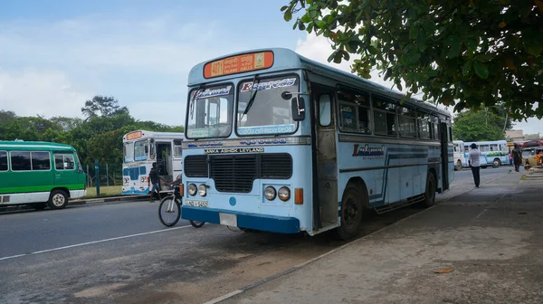 Galle, Sri Lanka 'daki otobüs durağında.