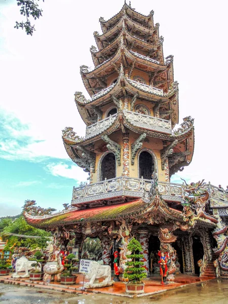 2015-09-21: Dalat, Vietnam - Linh Phuoc Tapınağı Kompleksi: Pagoda 27 metre yüksekliğinde