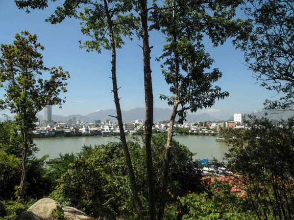 NhaTrang, Vietnam - 09-19-2015: Nehrin arkasındaki şehir