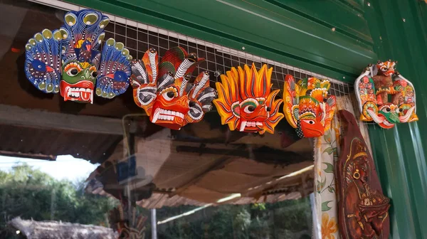 Sri Lanka iblislerinin geleneksel maskeleri