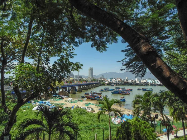 NhaTrang, Vietnam - 09-19-2015: Nehirdeki Ponagar tapınağından bir bakış