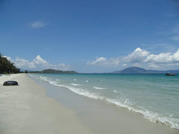 Vietnam 'da beyaz kumlu sahil.