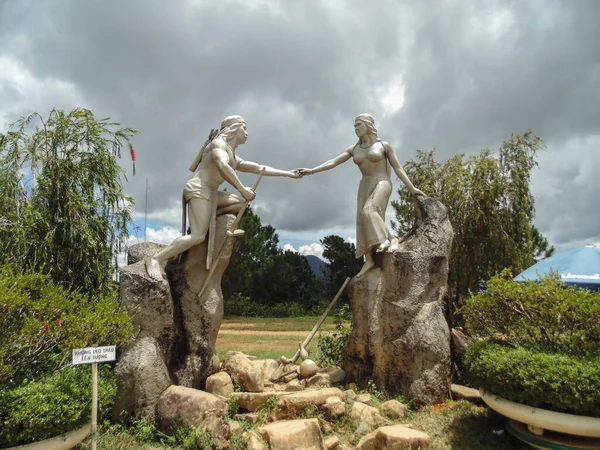 Da Lat dağının tepesindeki aşıklar heykeli. Vietnam