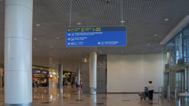 Moskova, Rusya - 09-43-2016: Uluslararası Havaalanı Domodedovo - ikinci katın salonu ve indeksi