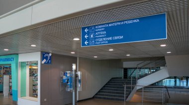 Moskova, Rusya - 09-43-2016: Uluslararası Havalimanı Domodedovo - yönlerin endeksi: Çocuk yuvası, Pharmasy, Postane