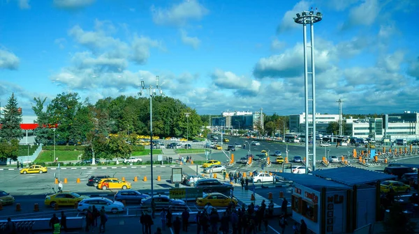 Moskova, Rusya - 09-43-2016: Uluslararası Havalimanı Domodedovo - taksi parkının penceresinden görülüyor