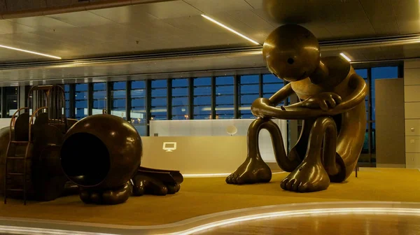 Doha, Katar - 09-13-2016: Hamad Uluslararası Havalimanı - Tom Otterness Oyun Sahası