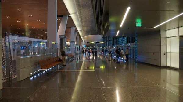 Doha Qatar 2016 Aeroporto Internacional Hamad Corredor Zona Chegada — Fotografia de Stock