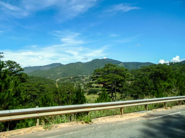 Vietnam: Lamdong 'a giden dağ yolu. Vadi