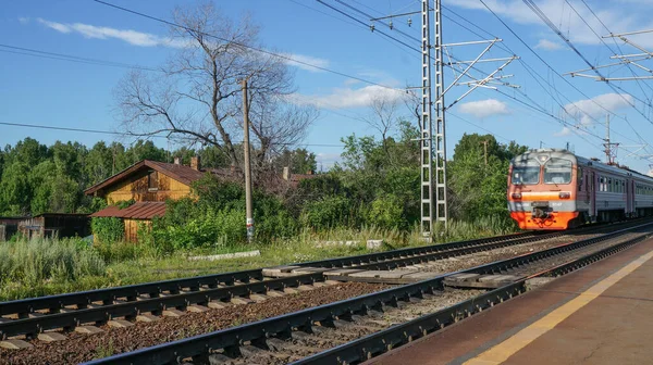 Tren kırsal istasyona gelir.