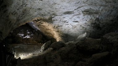 Rusya, Kungur: Buz Mağarası. Yıkılmış tavanlı büyük bir mağara.