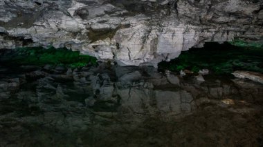 Rusya, Kungur: Buz Mağarası. Aynadaki yansıma bir yeraltı gölünün pürüzsüz yüzeyi.