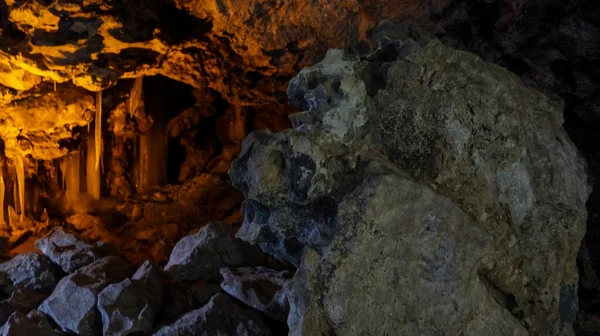 Ρωσία Kungur Παγωμένη Σπηλιά Φανταχτερές Πέτρες Και Παγοκρύσταλλοι Κίτρινο Φως — Φωτογραφία Αρχείου