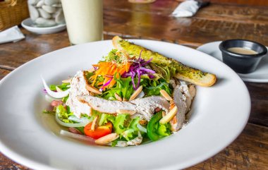 Tavuk cesar salata servis ve yemeye hazır